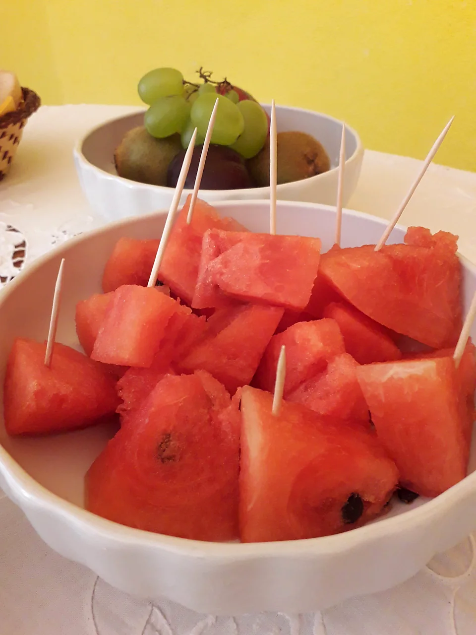 Anguria e frutta fresca servite a colazione