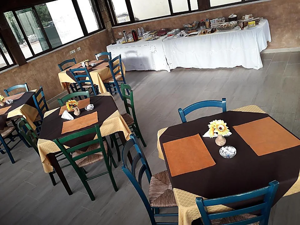 Sala colazione con vetrate e buffet