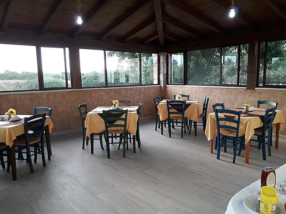 Tavoli apparecchiati nella sala colazione