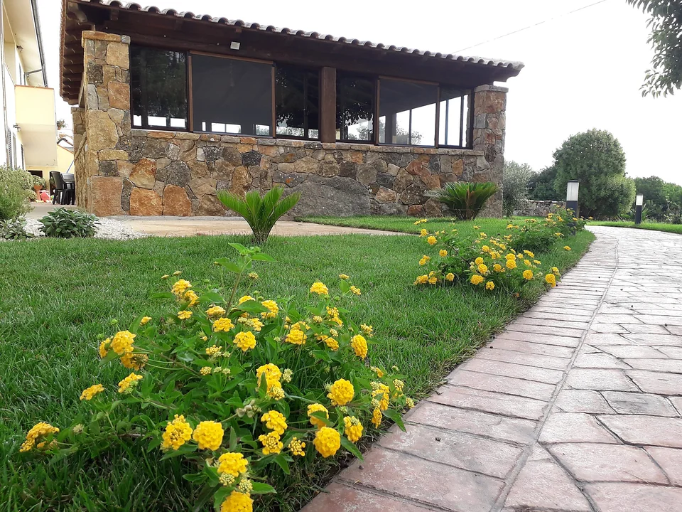 Sala colazione con vetrate sul giardino