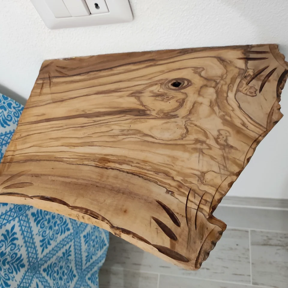 Dettaglio in legno d’ulivo nella camera